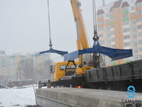 Разгрузка плит ЖБИ с помощью захватов